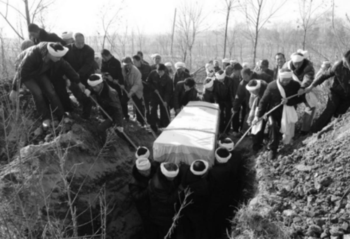 1974年，河北一村支书与村妇通奸17年后毒害其夫，案发300人寻尸