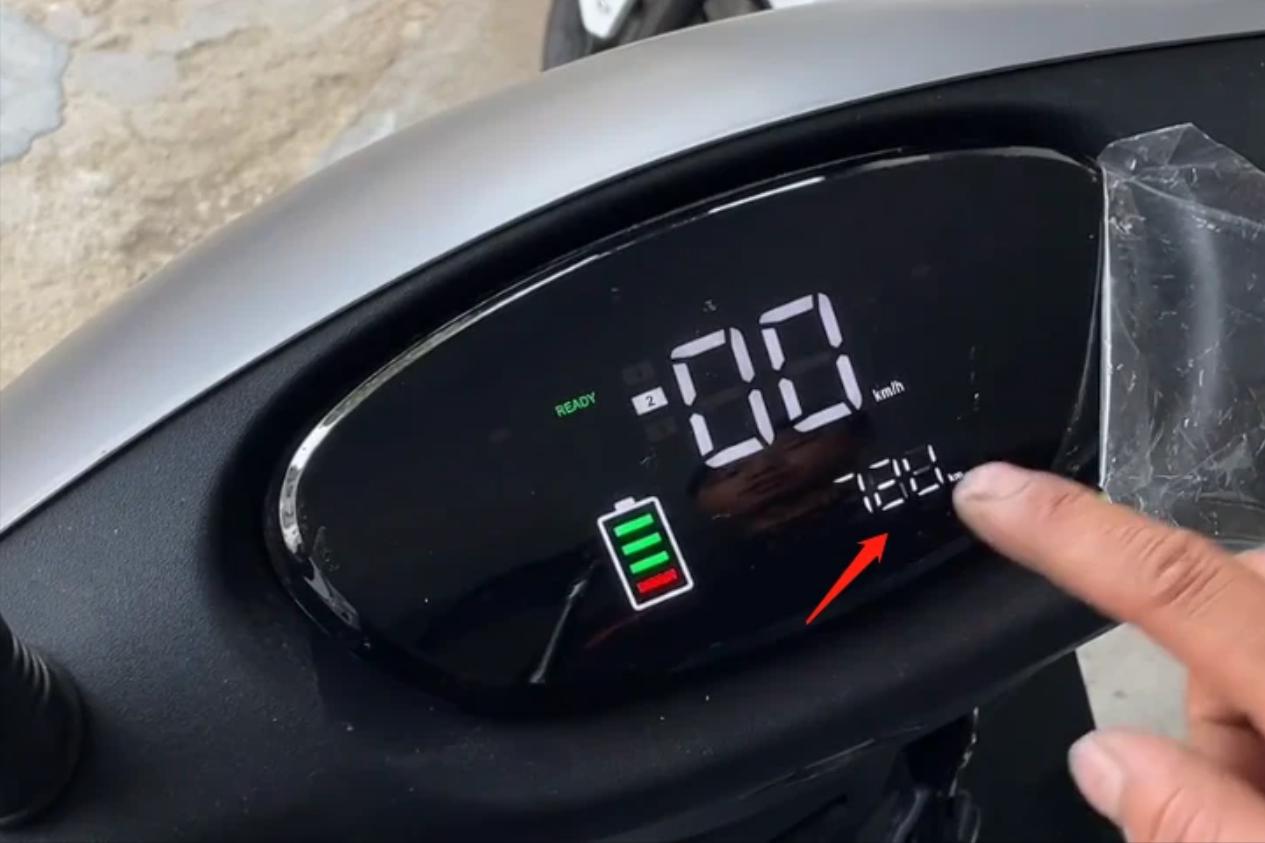 电动车充满电放几天就没电了原因,冬季电动车电池充满后就剩一半电