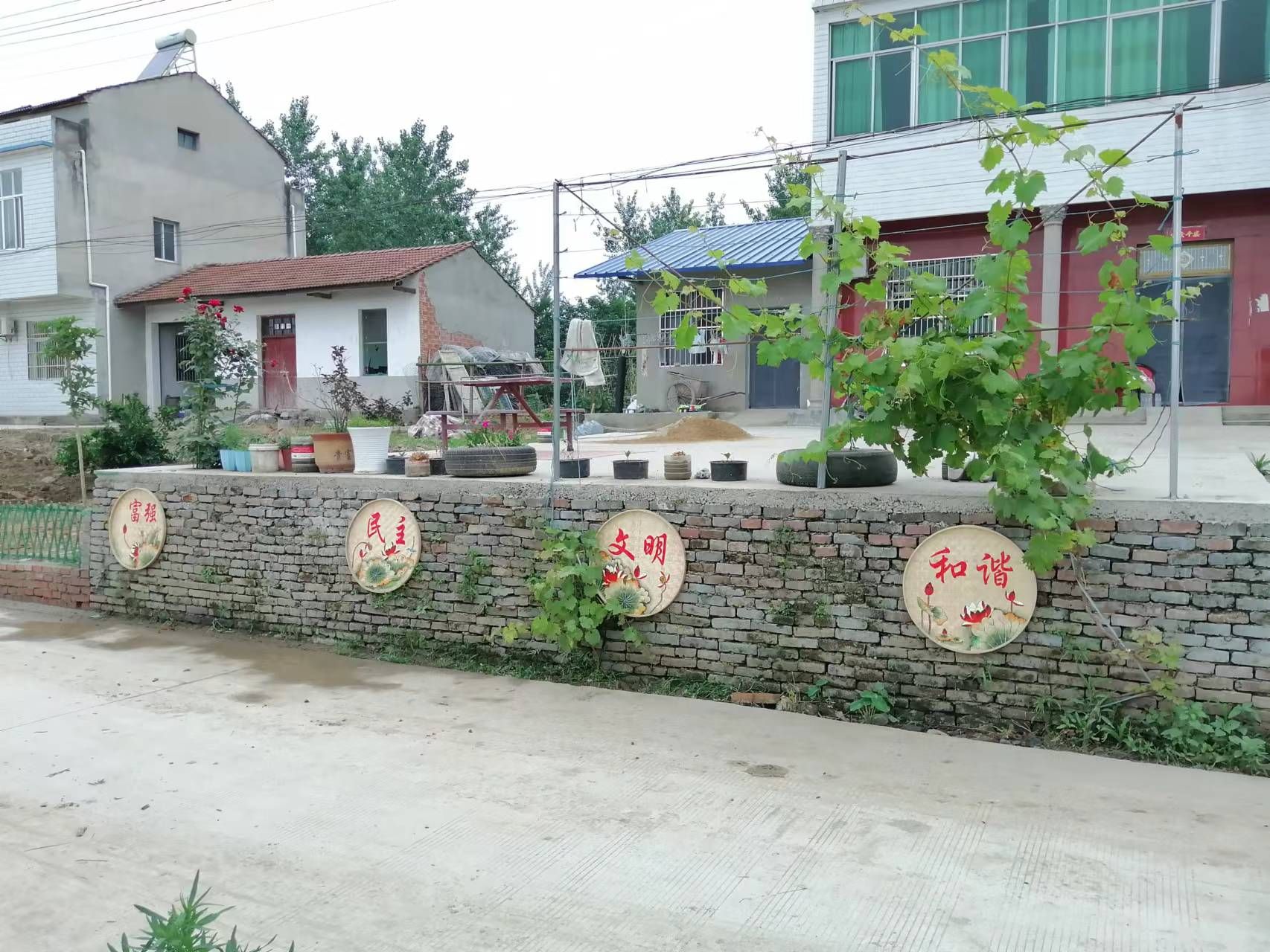 用五颜六色的笔绘画,用五彩铅笔和手画画