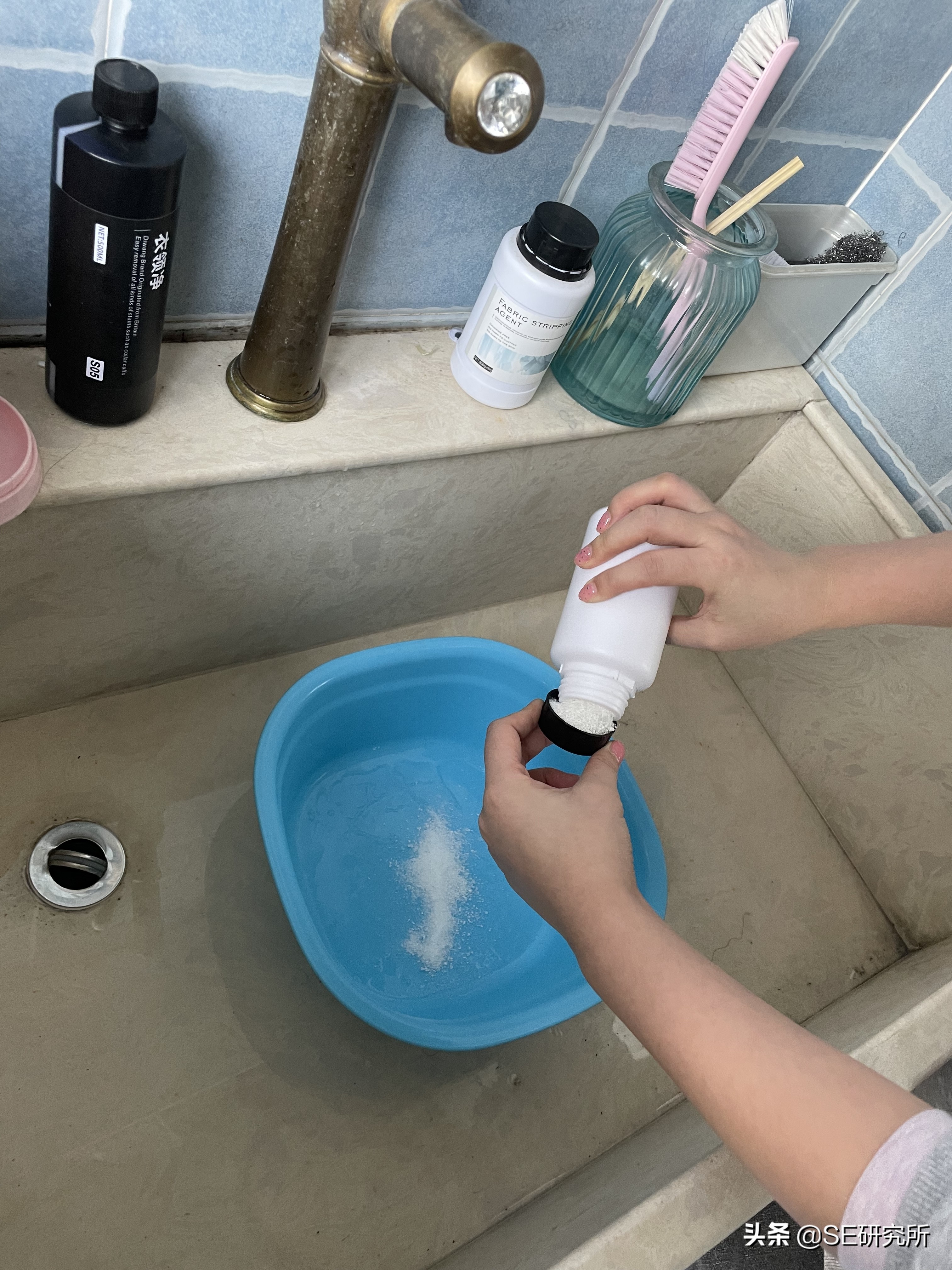 白色衣服漂白水变粉红了,白色衣服漂白后变粉红怎么回事