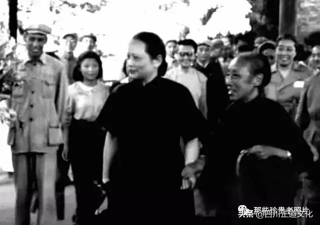 老照片纪念宋庆龄诞辰129周年