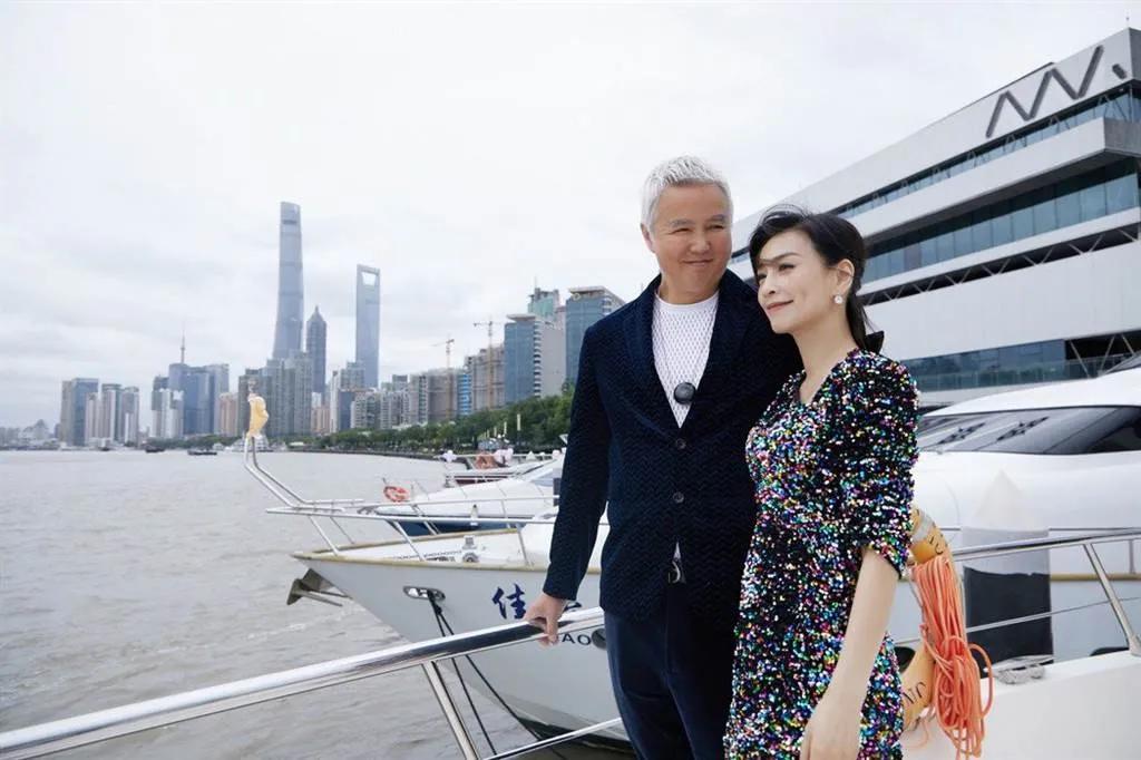 下跪替老公庆生，51岁冻龄美魔女这次也翻车了？