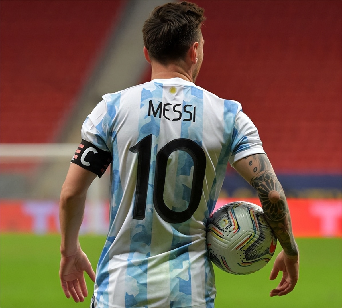 阿根廷致敬梅西的盛况,一个关于英雄的故事结局