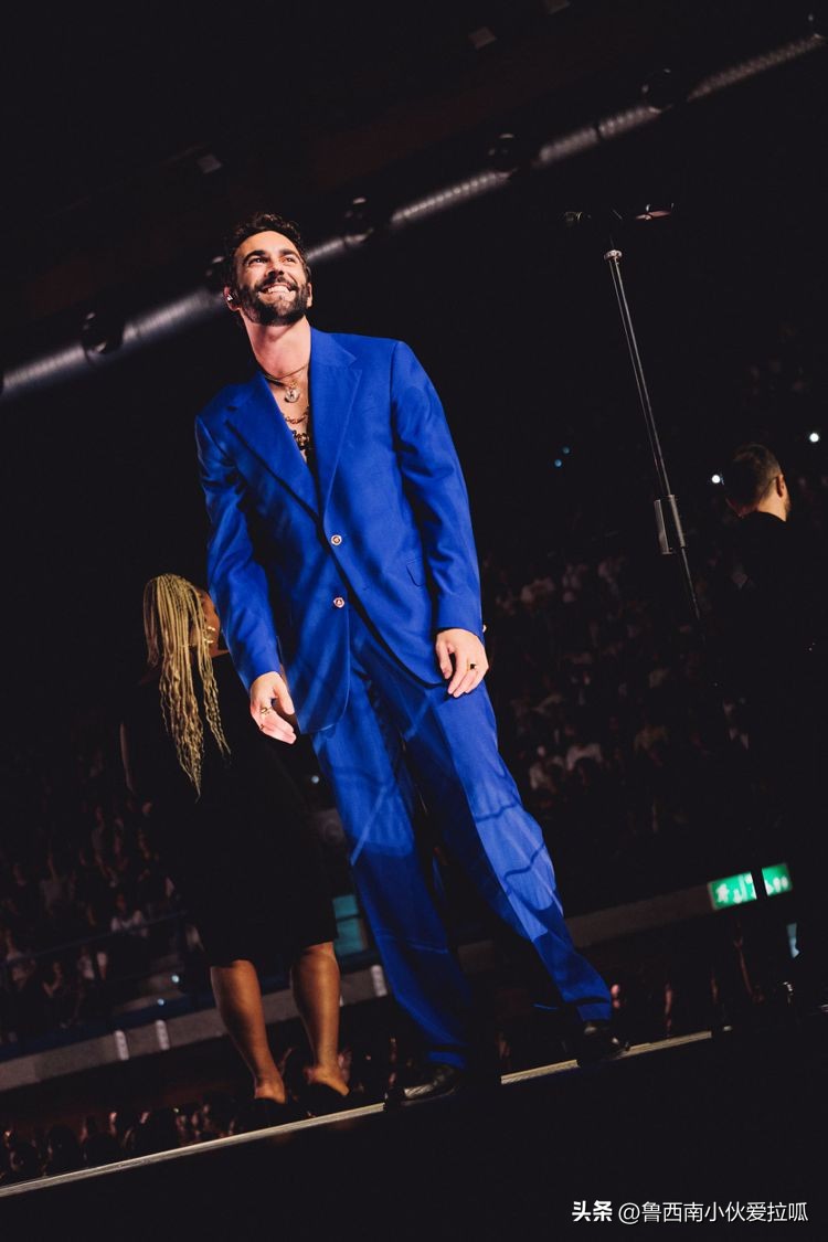 音乐青春无敌!JISOO百折小短裙、艾蜜莉亚火辣全透视