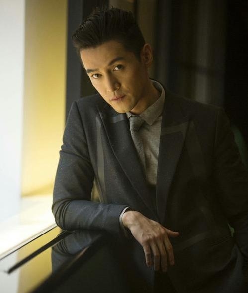 为什么穿西装的男人会变帅,男人味西装帅气男士