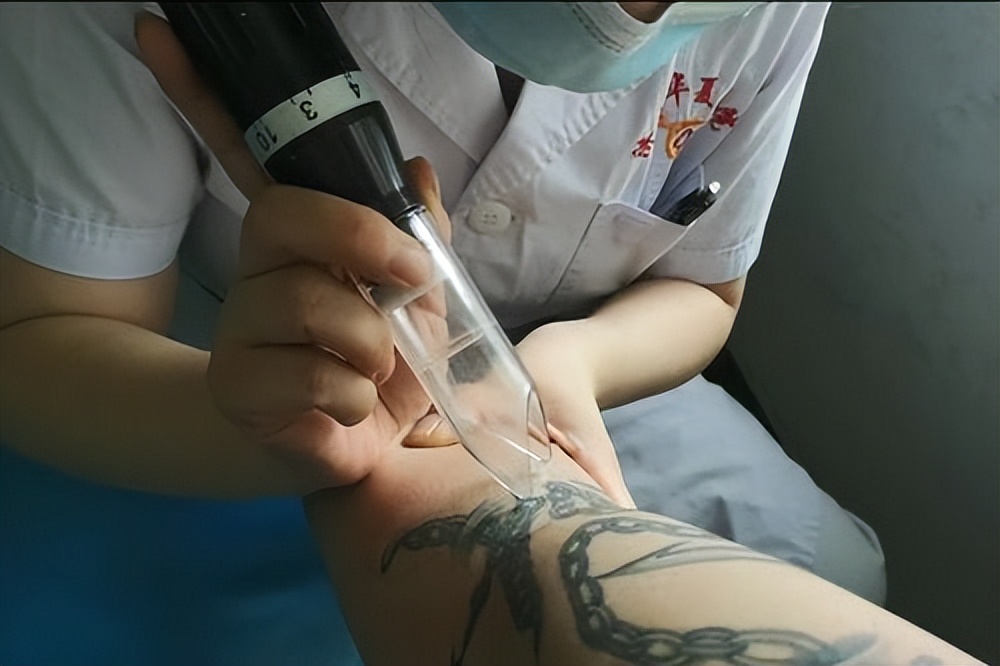 3名女孩欲到纹身店纹身被拒绝,16岁少女纹身被拒绝