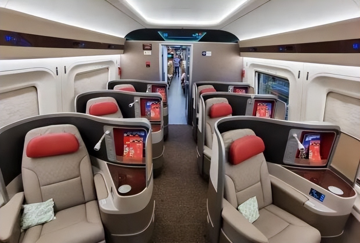 在火车上手机没电了哪里可以充电,火车上手机没电了硬座可以去哪充