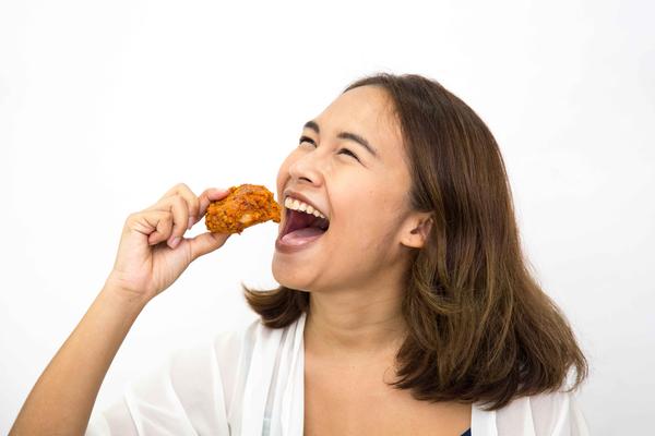 姨妈前老是饿想吃东西怎么回事,女子一直吃总感觉饿怎么回事