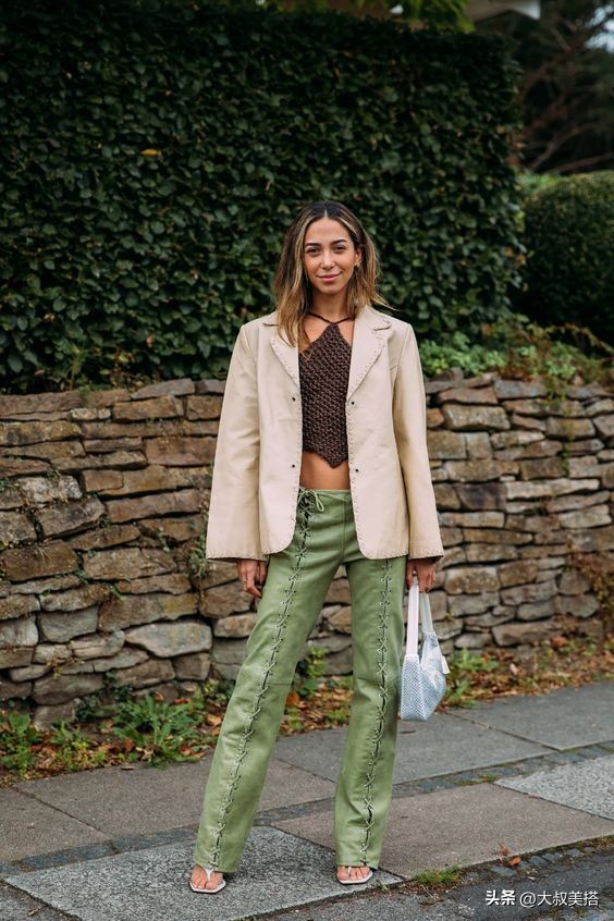偏绿的卡其色配什么内搭,卡其色和绿色的搭配图片