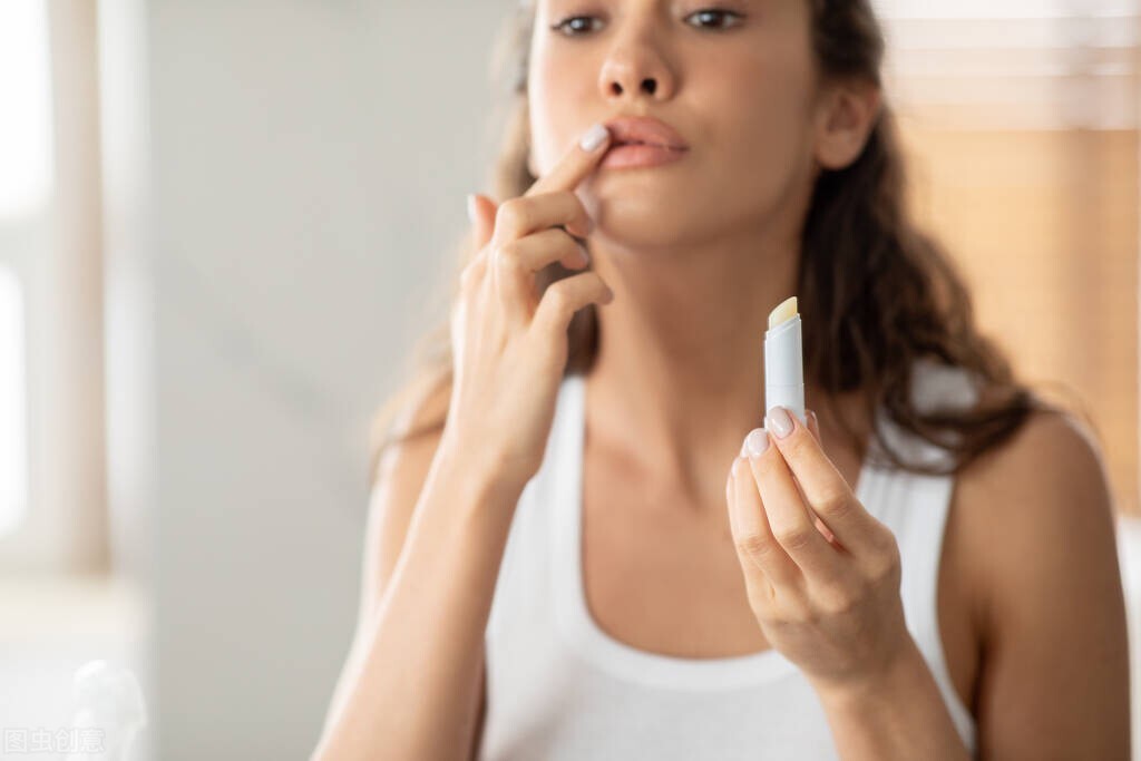 嘴唇干燥起皮中医怎么治疗最有效,冬天嘴唇干燥起皮嘴角发炎怎么办