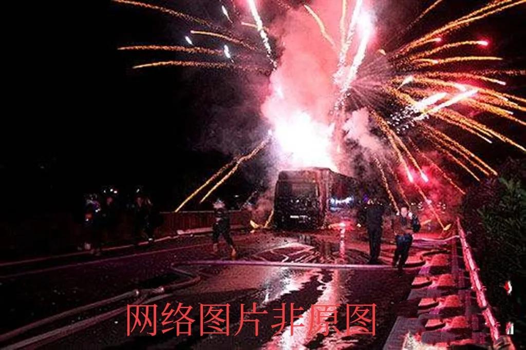 禁止礼花弹违法吗,礼花弹很危险吗