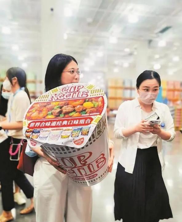 山姆巨型泡面桶遭哄抢,山姆限量泡面桶被炒至99元一桶