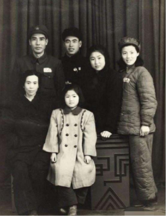 76年毛主席病逝，想起昔日恩情，*子珍贺**含泪对主席像说：请安息吧