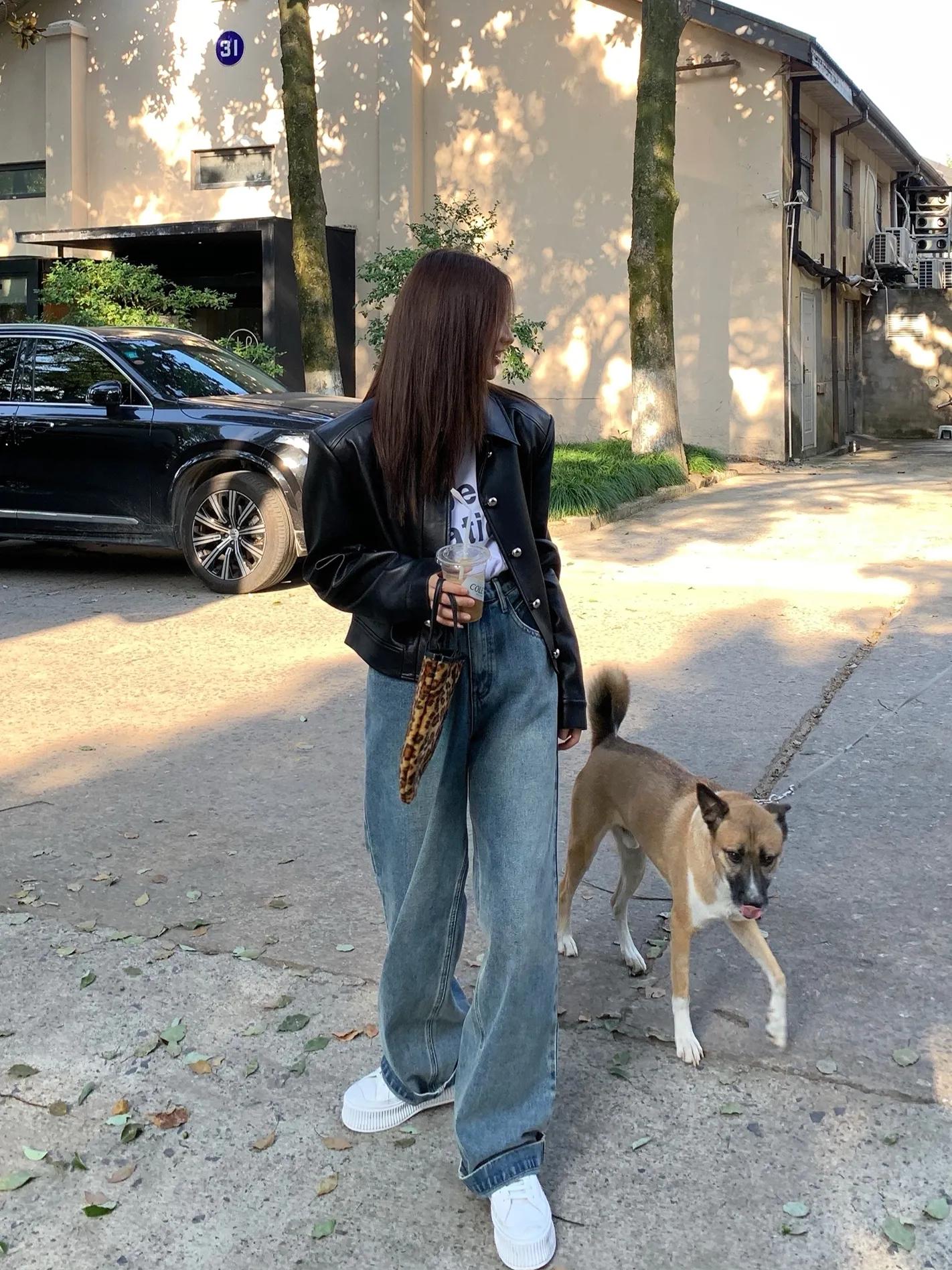 特别款的牛仔裤如何搭配上衣,牛仔裤的最全搭配方法高级又时髦