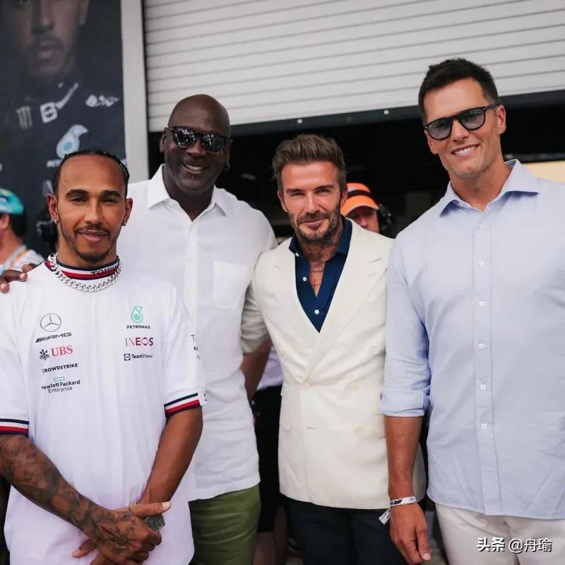 NBA晚报：詹姆斯与车王合照，獭兔给科比发短信，热巴怒撕球衣