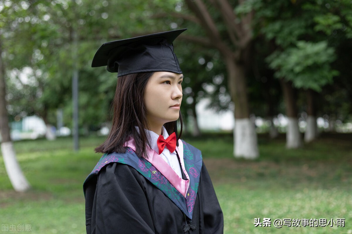 为阻止她去上学，父亲多次扔掉她的书包，大学毕业后她说感谢父亲