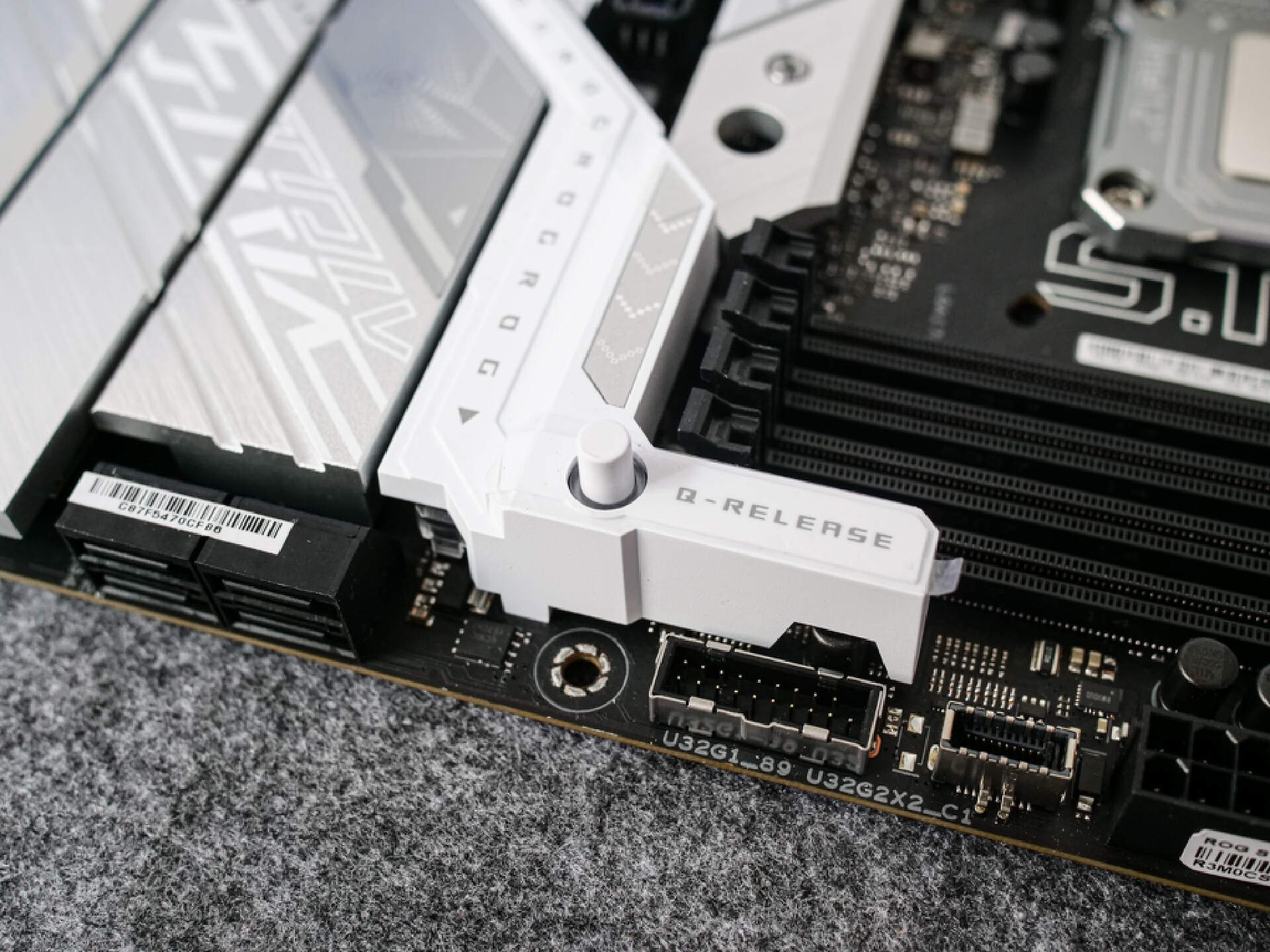 华硕gt502机箱教学,华硕tuf502弹药库机箱装机视频