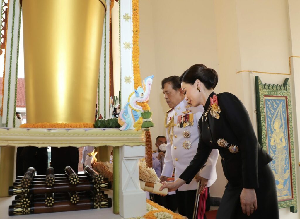 泰国国王皇后下跪,泰国王后跪在国王面前