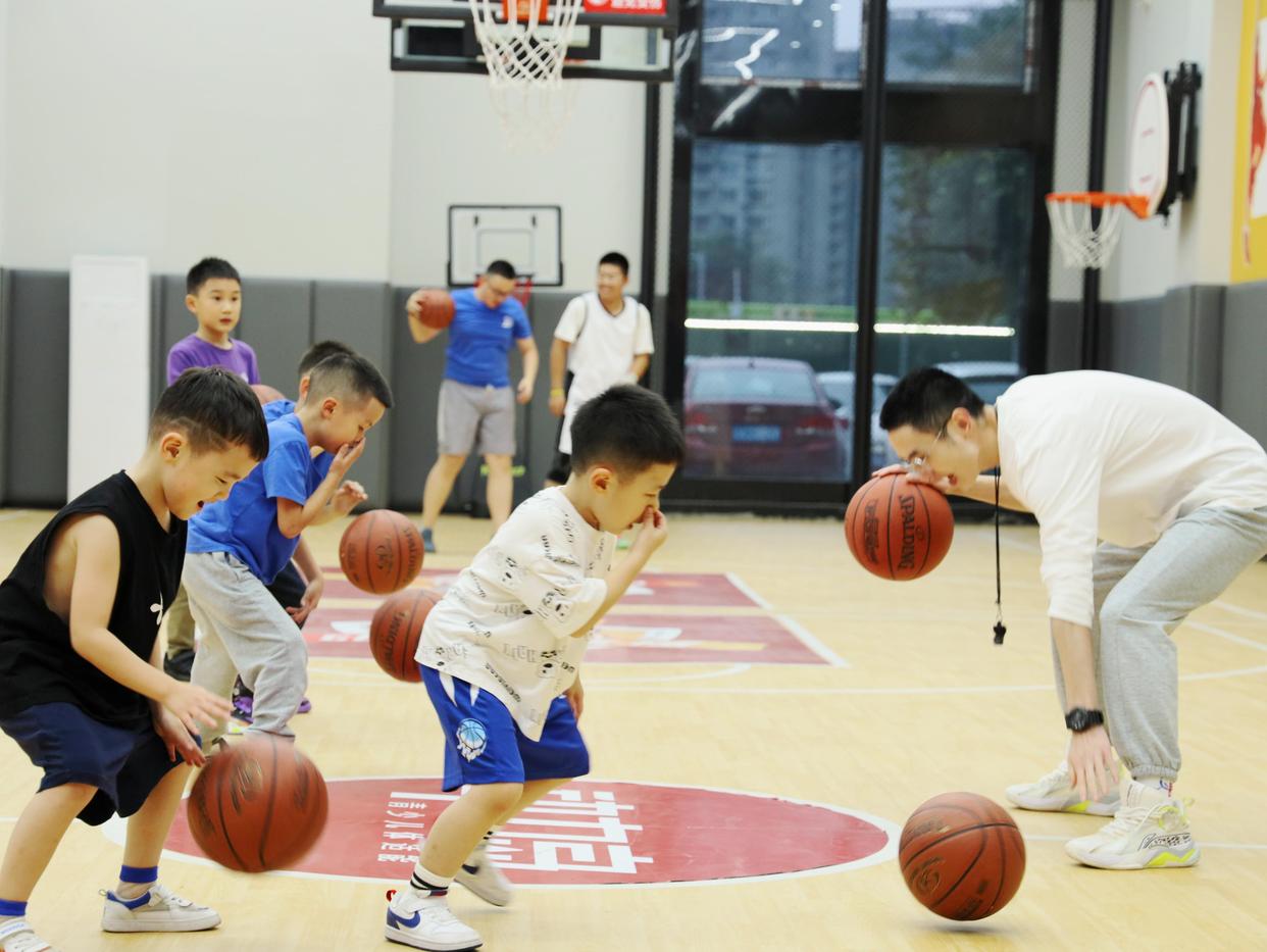 成都少儿篮球培训学校,成都篮球培训班一般多少钱
