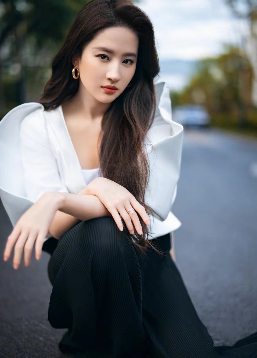 刘亦菲穿lv大衣走机场,刘亦菲一字带围巾