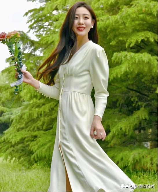 今年超火的裙子叫“凉凉裙”，时髦洋气显高级，扁臀女人都在穿