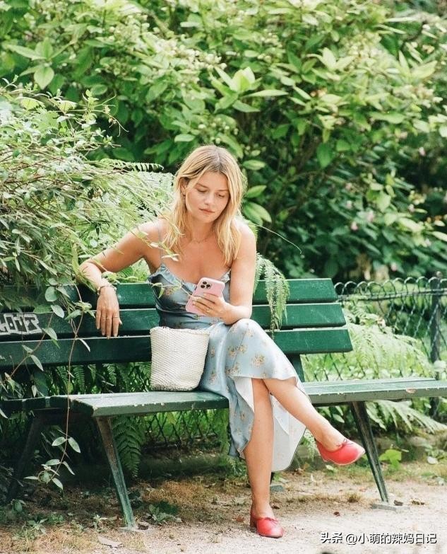 显脚白要什么颜色鞋子,脚黑适合什么颜色鞋子