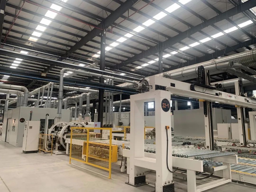 王力智能门窗生产车间现场,王力木门车间