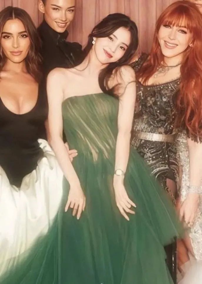 关晓彤惊艳红毯图片,关晓彤红毯惊艳瞬间