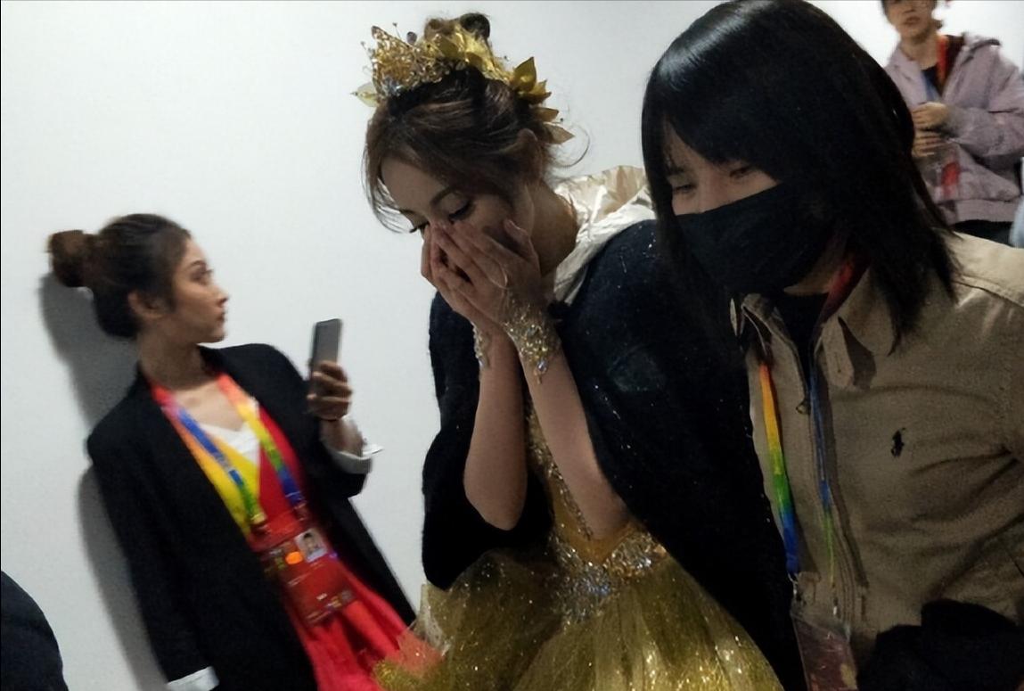 顶流迪丽热巴:被杨幂8亿捧红,工作四年无休,夺金鹰视后被嘲