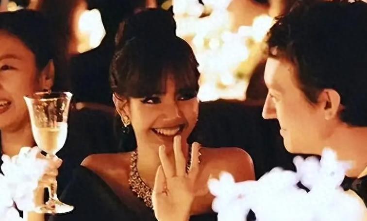 lisa和智秀秒变脸,lisa炫技