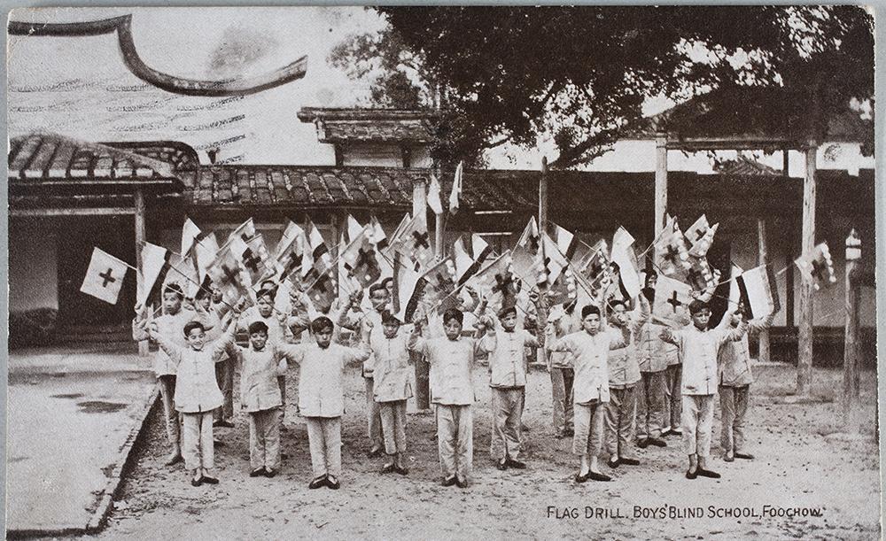 卑鄙龌龊老照片：*楼青**女子妖娆多姿，妇女露胸喂奶被孩子撕扯衣服