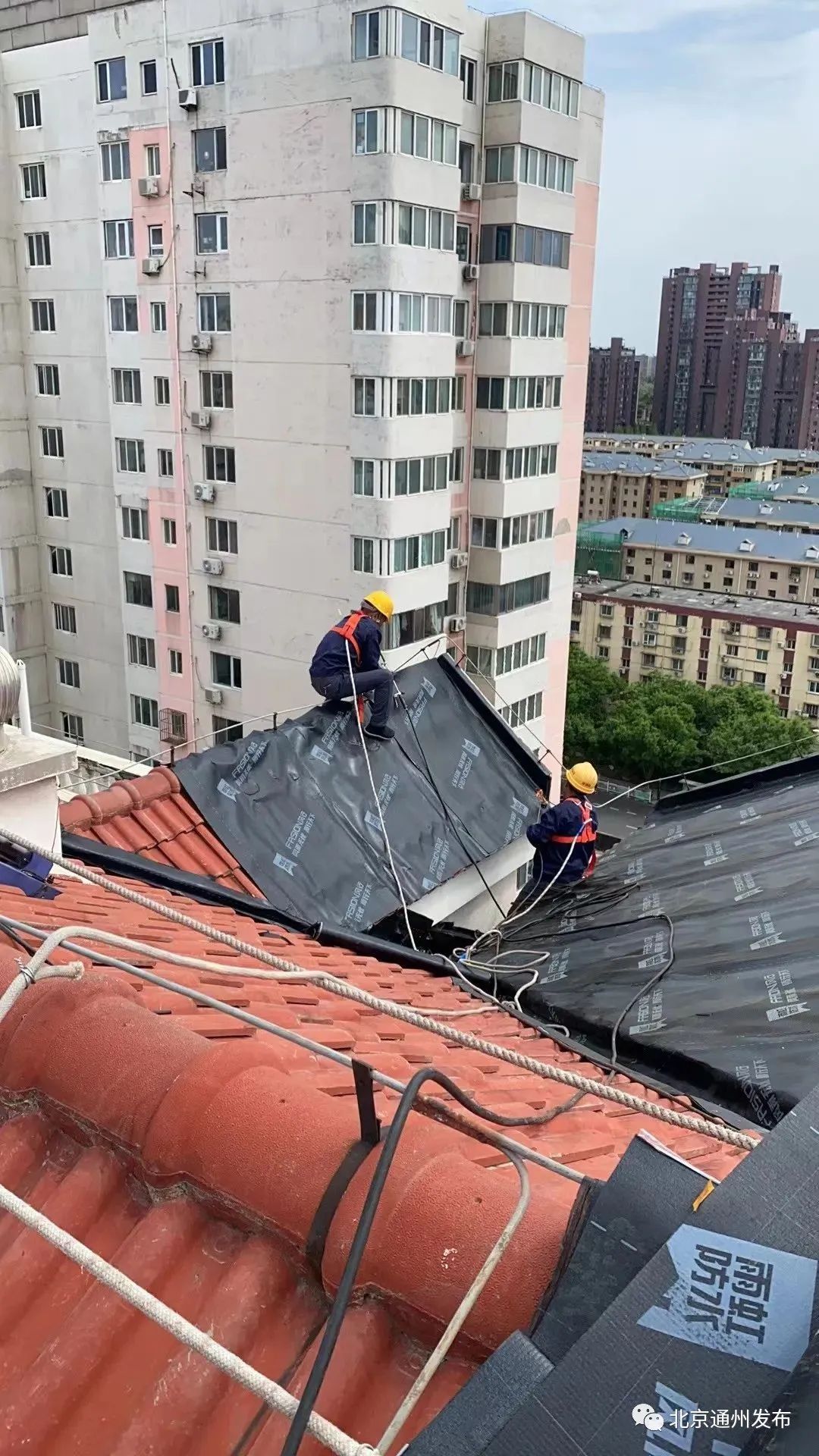 推进“三大三强”玉桥街道：“置顶”关注民生诉求，社区楼顶漏雨点全修复