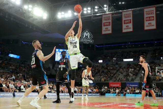 全场仅2次出手!周琦5分10篮板!澳洲媒体为他鸣不平