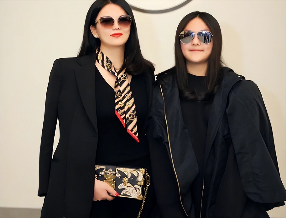 14岁王诗龄时尚大片曝光,王诗龄回国晒长腿