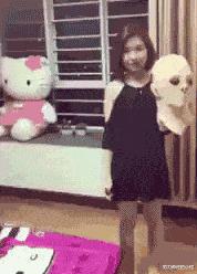 今天过来按脚，恰巧碰见了前女友，我该怎么化解尴尬呢？