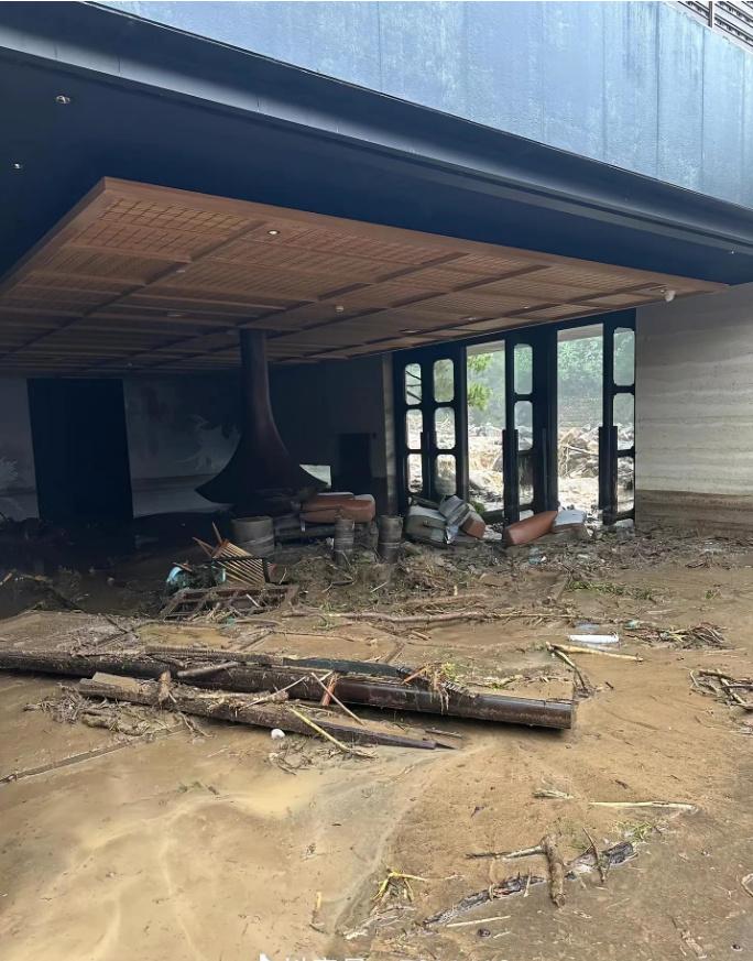 顶奢酒店被冲走的画面,被冲走的顶奢酒店