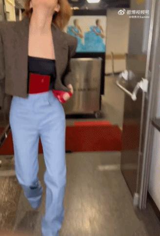 50多岁的郑秀文自律使身材曼妙 (50岁的郑秀文迎来了她的时髦巅峰)