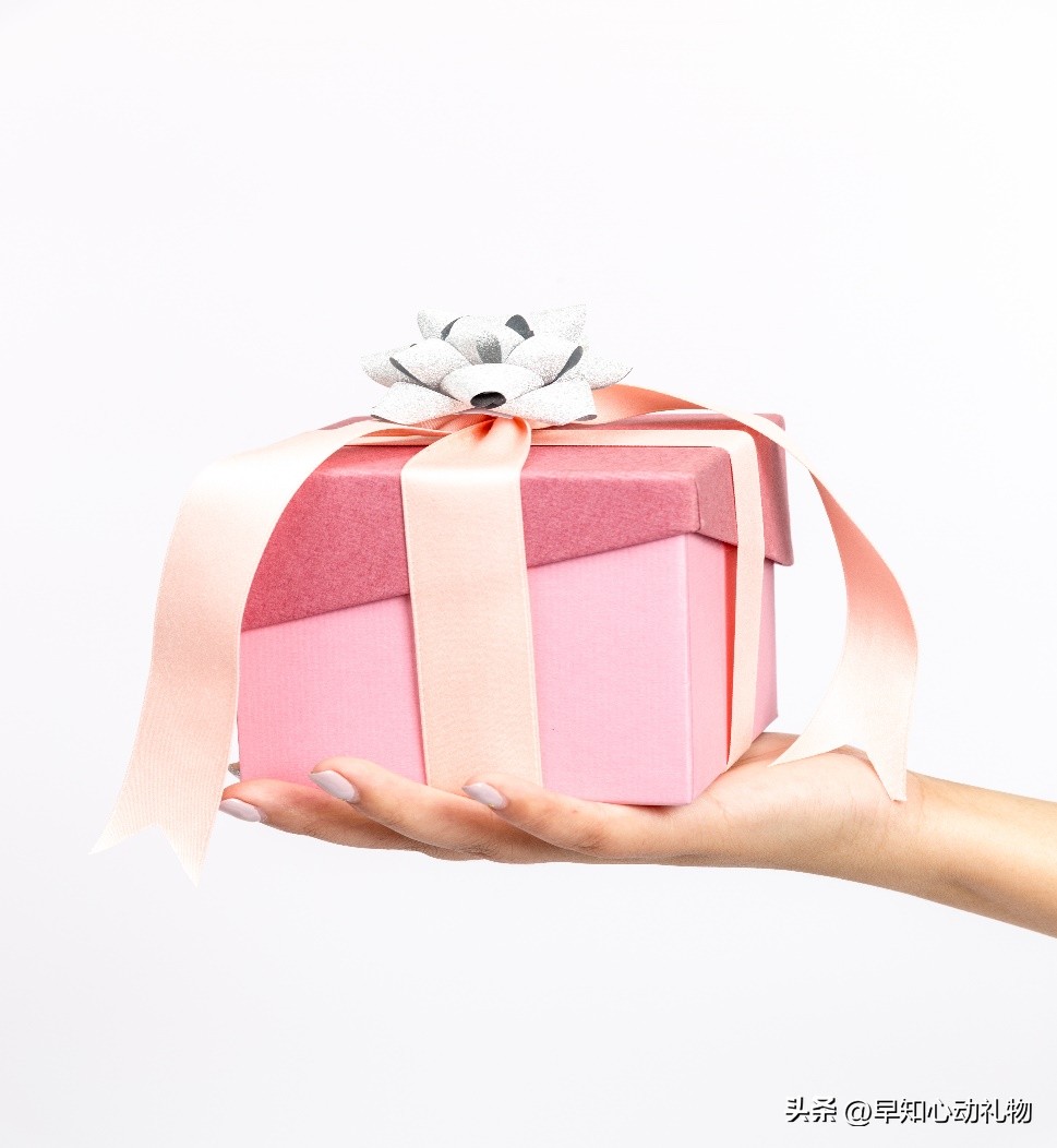 女朋友妈妈过生日送什么礼物,刚交的女朋友过生日送什么礼物