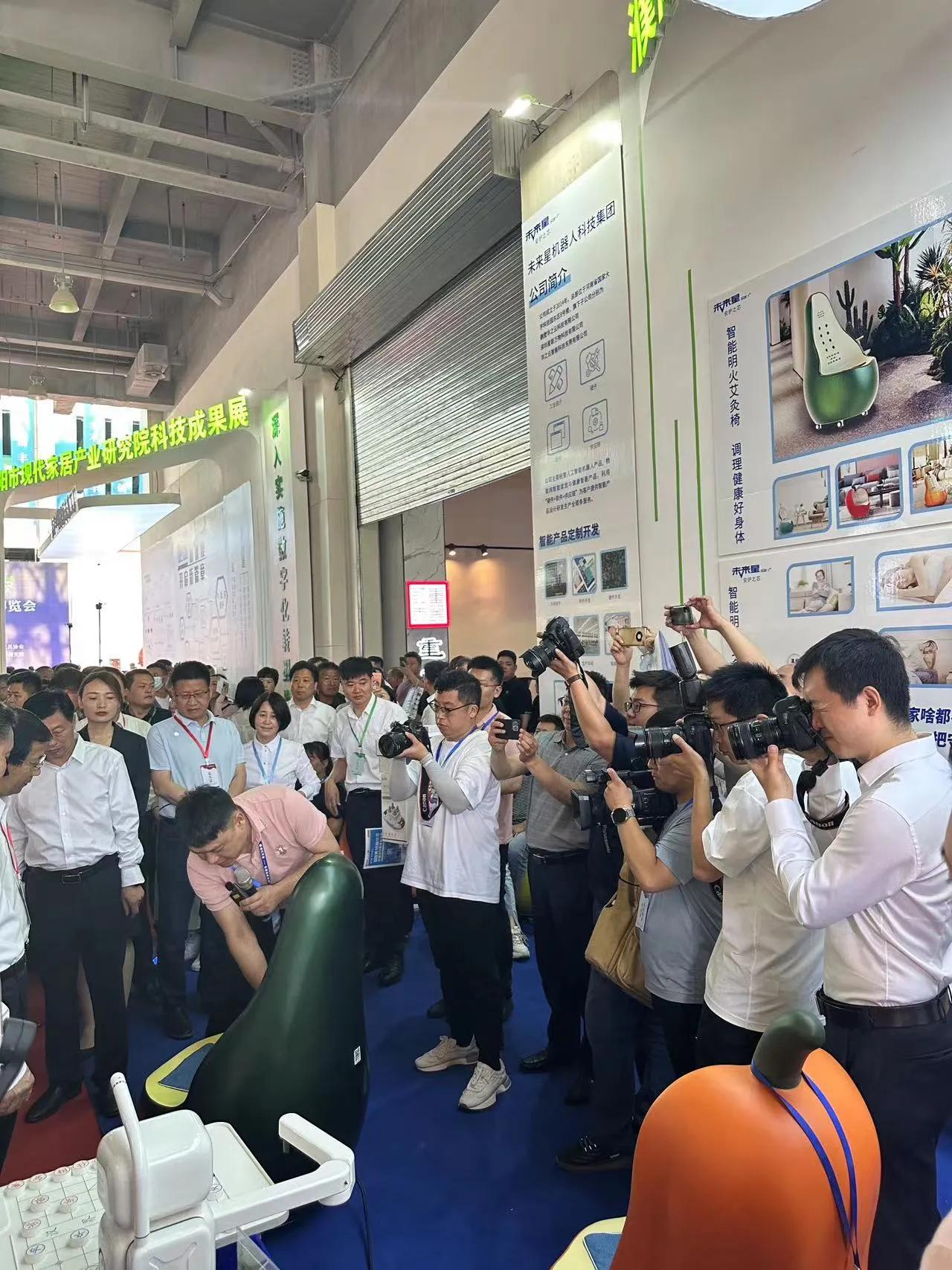 濮阳市委书记万正峰到未来星机器人科技集团展厅参观新产品