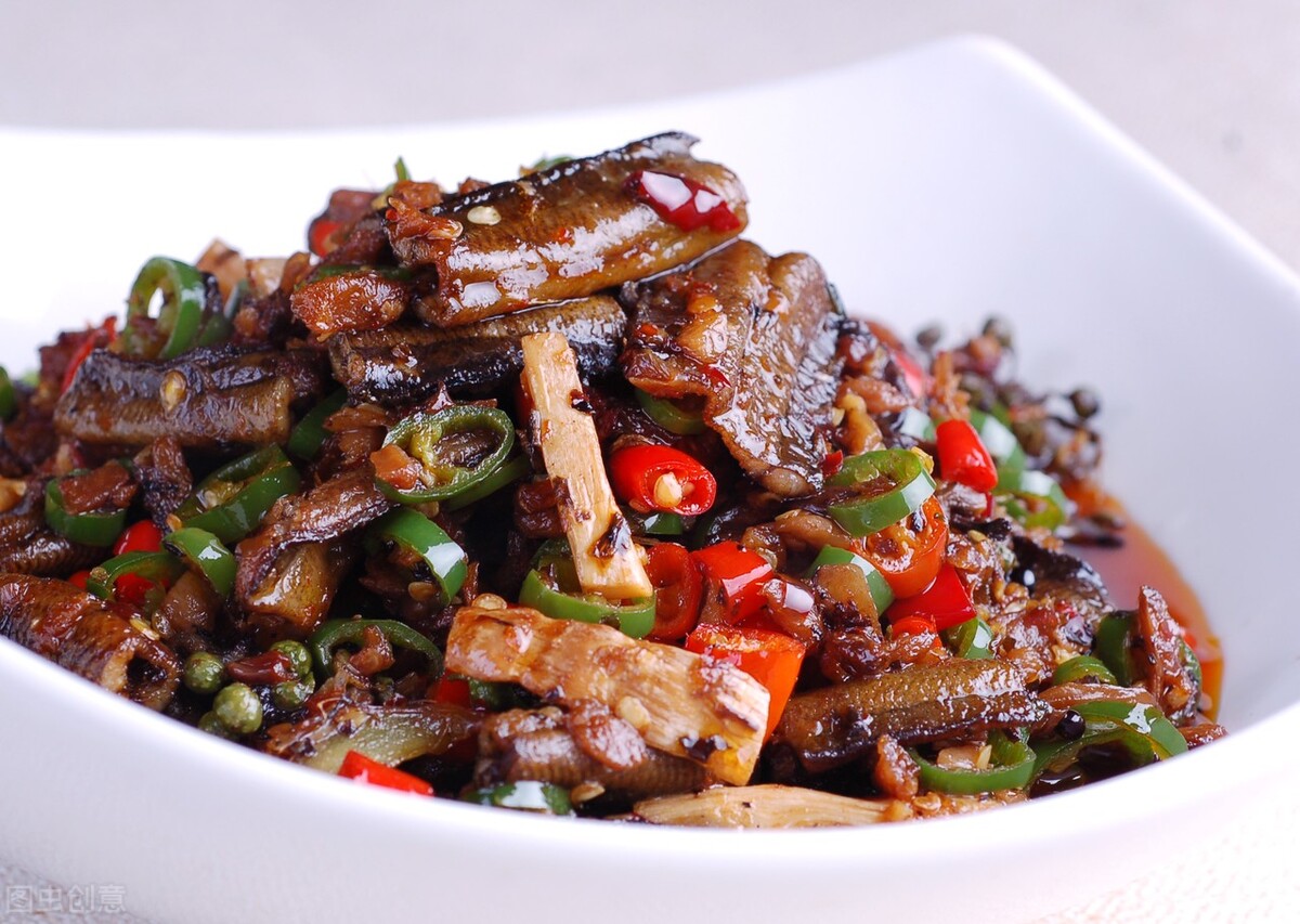 土池养黄鳝一亩需要多少种苗,水泥池塘养殖黄鳝