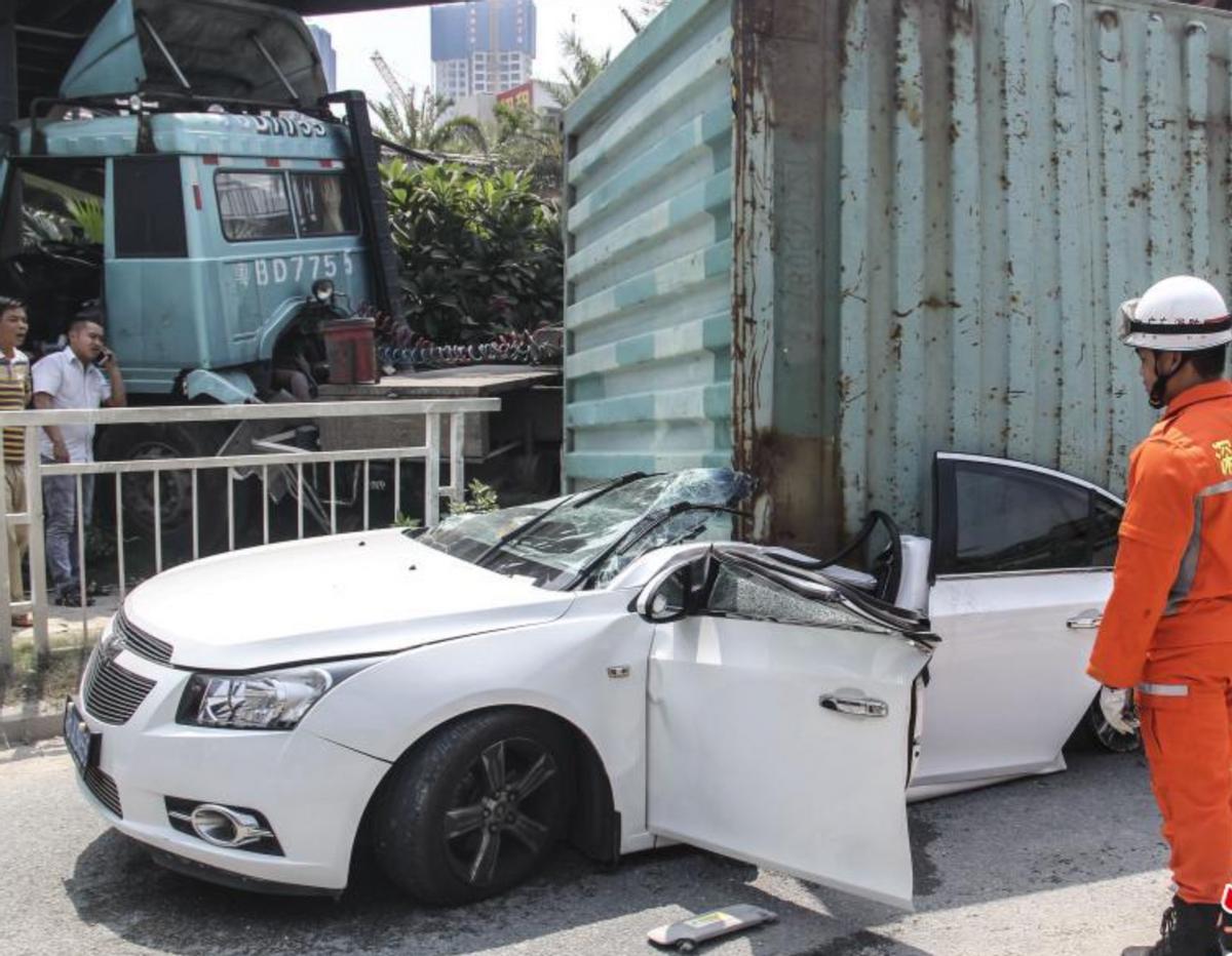 汽车的抗侧翻能力主要取决于,防侧翻取决于什么