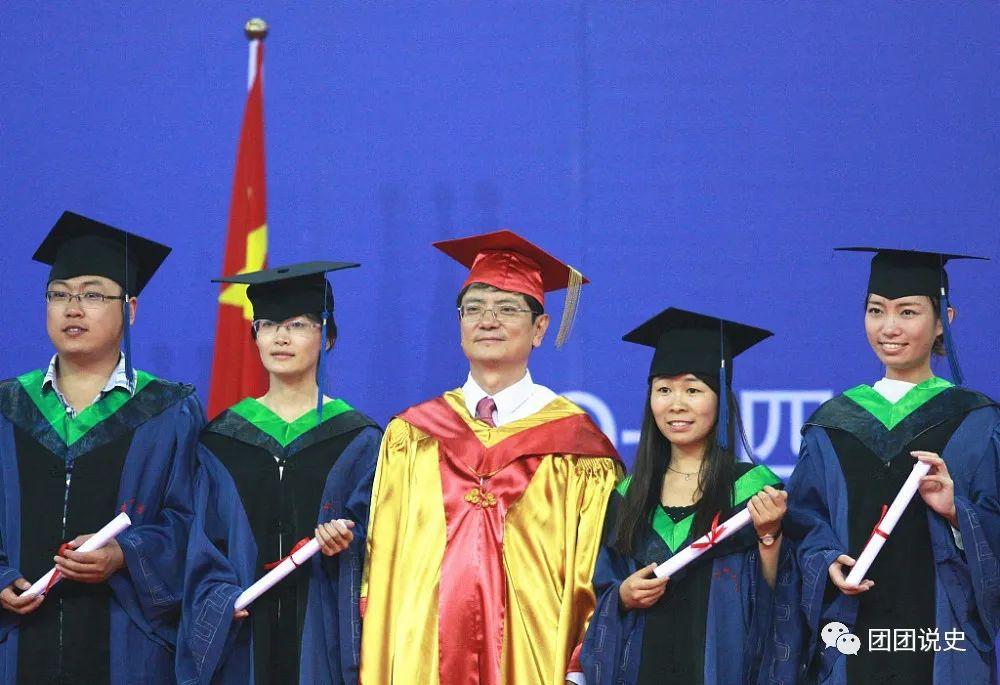 大学校长郑强到食堂吃饭，一个女生：“强哥，我有件事拜托你！”