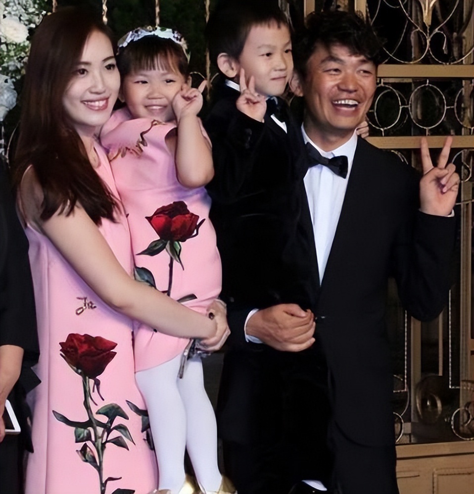 王宝强冯清罕见现身,王宝强最近与冯清的关系