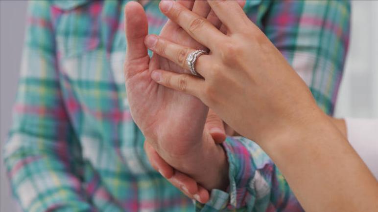 手指僵硬发胀怎么回事,手指僵硬预示哪些疾病