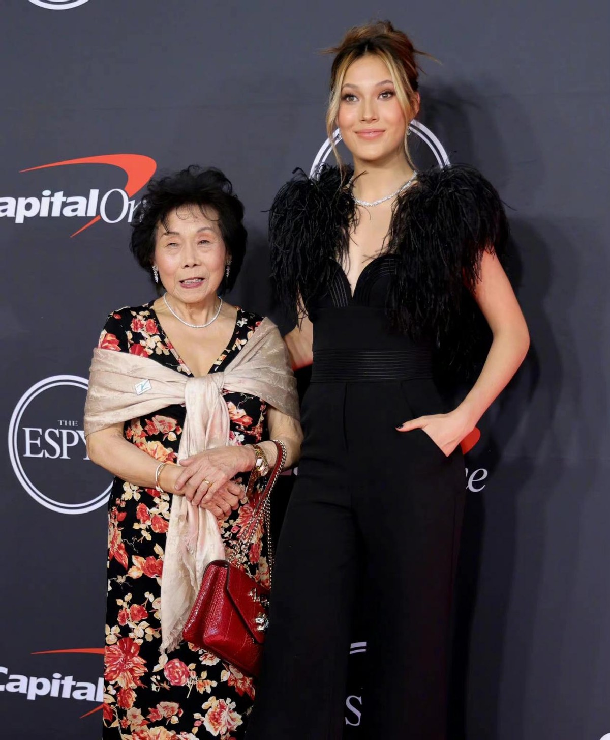 谷爱凌晒与奶奶合照一双绣花鞋,谷爱凌奶奶全集视频