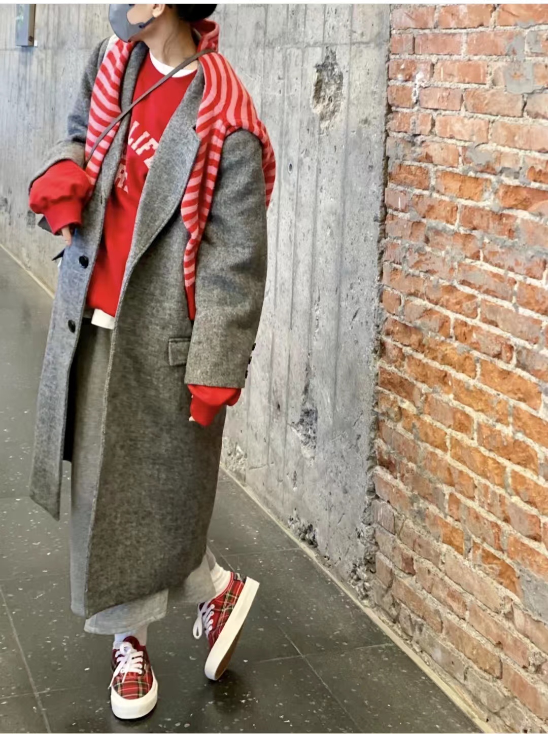 法式蝴蝶结上衣红色,红色搭配深杏色好看吗