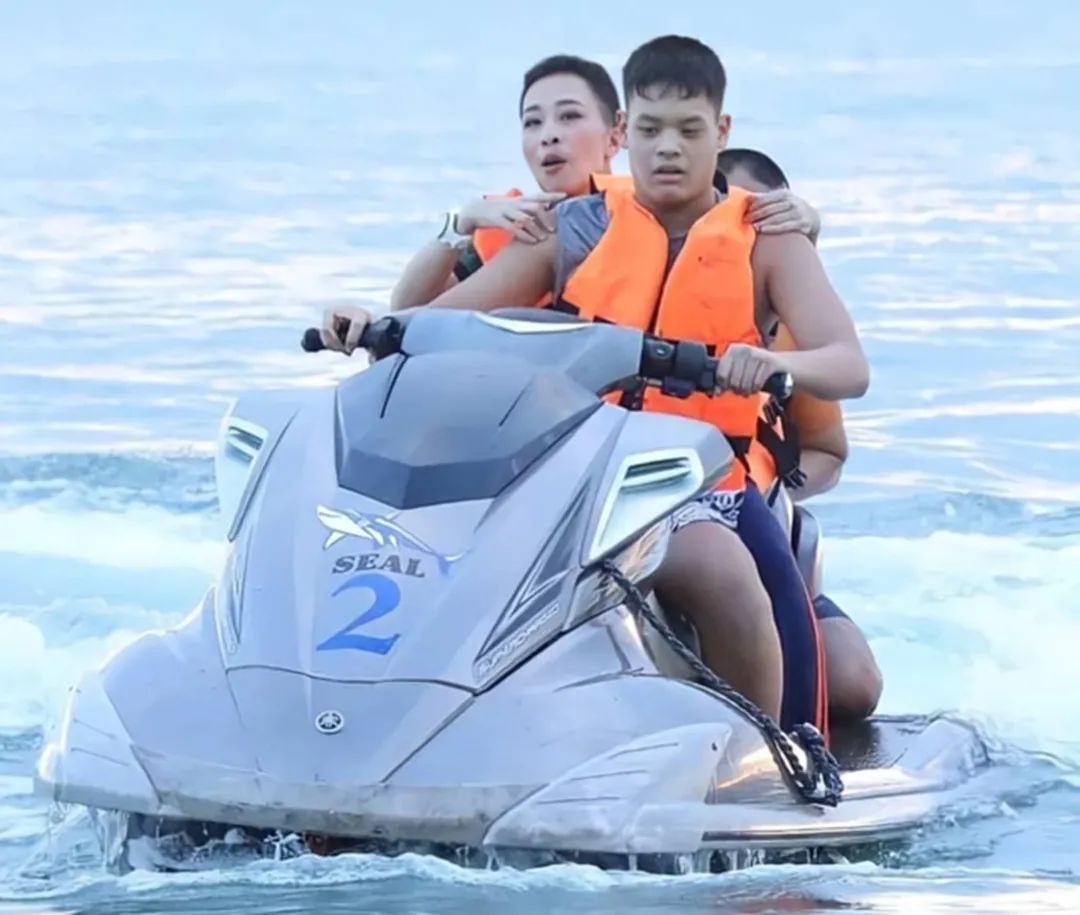 帕查拉和提帮功姐弟情深，相差27岁毫无代沟，相互拥抱感动千万人