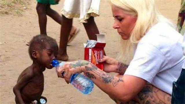 7年前，非洲1岁男孩被父母遗弃，流浪途中遇游客喂水后被收养