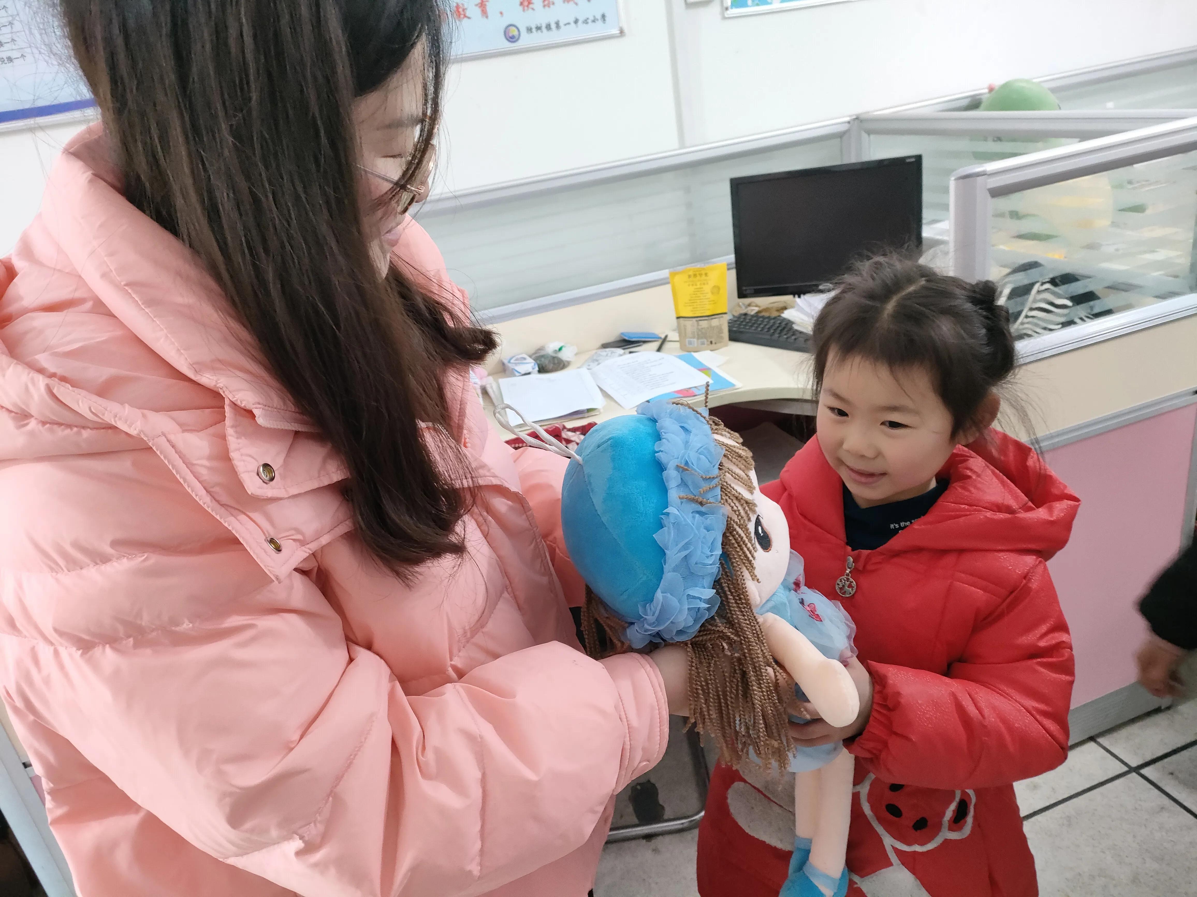 让孩子绽放七彩之光——独树镇小“激励超市”奖品发放