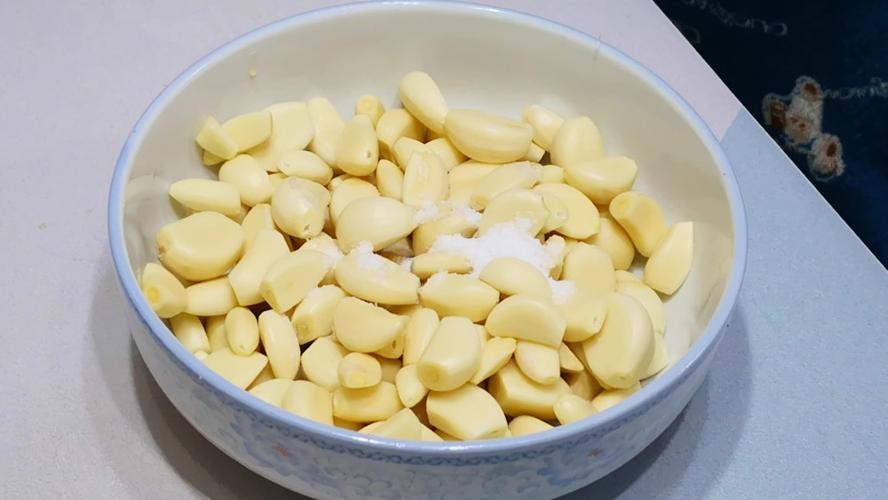 醋腌腊八蒜的正确方法,腌腊八蒜时只放醋就错了教你一招